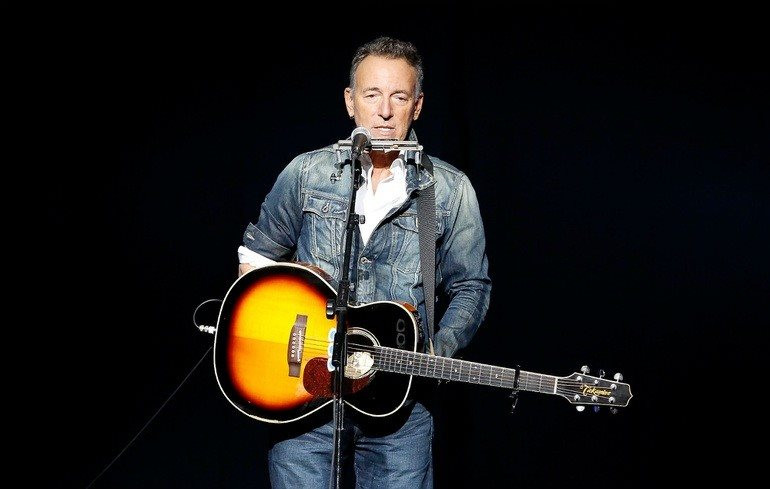 bruce-springsteen-dung-dau-top-10-nghe-si-duoc-tra-luong-cao-nhat-nam-2021.jpg