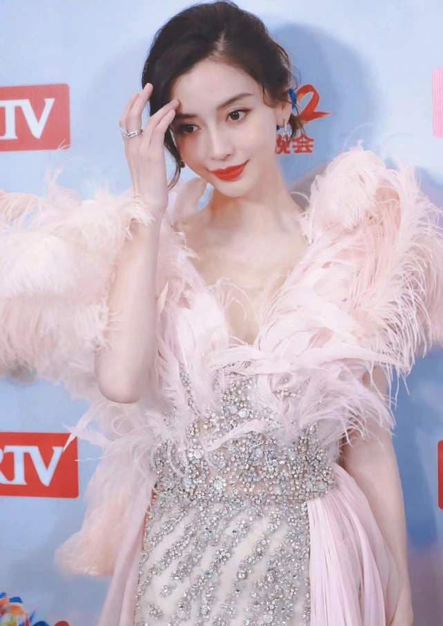  Vừa lộ ảnh tình tứ khi đi quay với Nhậm Gia Luân, Angelababy lại cho thấy một chi tiết 'tố cáo' trạng thái mối quan hệ với ông xã Huỳnh Hiểu Minh 3