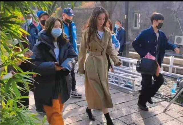  Vừa lộ ảnh tình tứ khi đi quay với Nhậm Gia Luân, Angelababy lại cho thấy một chi tiết 'tố cáo' trạng thái mối quan hệ với ông xã Huỳnh Hiểu Minh 7