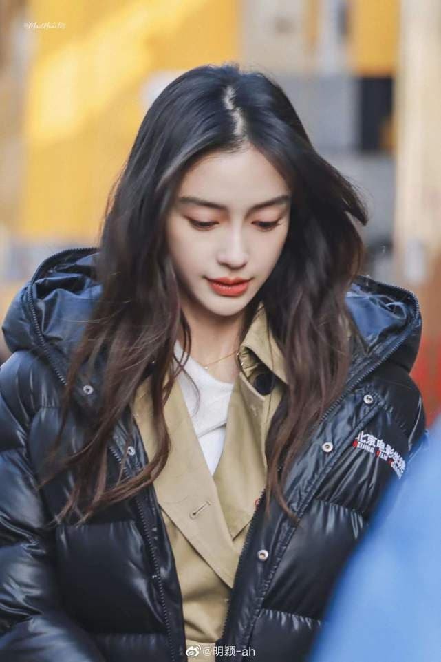  Vừa lộ ảnh tình tứ khi đi quay với Nhậm Gia Luân, Angelababy lại cho thấy một chi tiết 'tố cáo' trạng thái mối quan hệ với ông xã Huỳnh Hiểu Minh 9