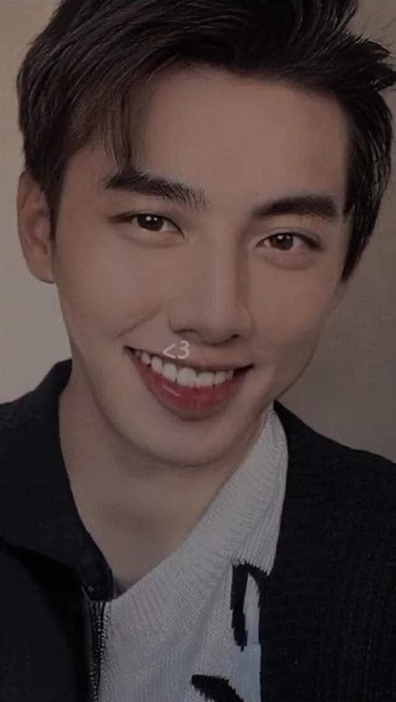 lieu-ban-co-tuong-tuong-ra-dung-mao-thuy-tien-va-tieu-vy-khi-22chuyen-gioi22-xem-xong-han-dung-hinh-vai-giay-3-ngoisaovn-w564-h1000 3
