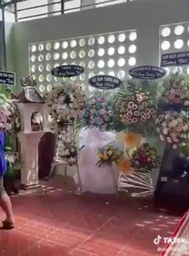 Khung cảnh bên trong tang lễ 'tình tin đồn' một thời của đại gia Minh Nhựa 2