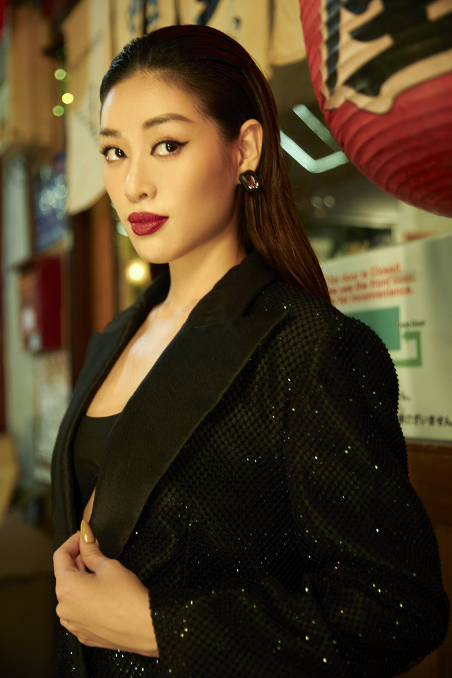 Hoa hậu Khánh Vân biến hóa trong bộ ảnh ngày và đêm