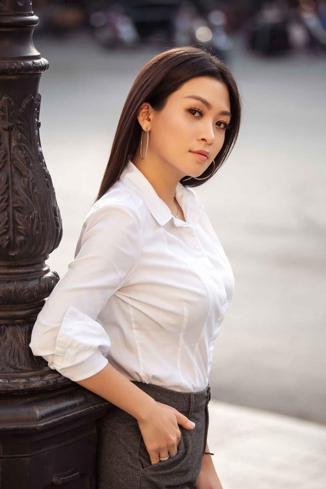 Nhan sắc Lina Phạm - MC của VTV toàn phỏng vấn những nhân vật đình đám thế giới 4