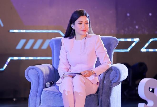 Nhan sắc Lina Phạm - MC của VTV toàn phỏng vấn những nhân vật đình đám thế giới 7