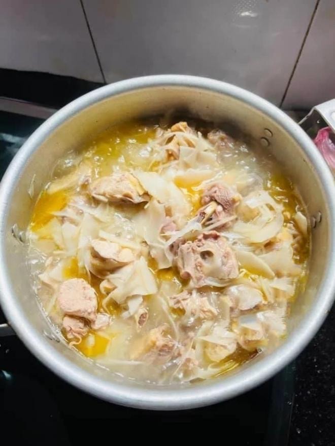 thịt gà nấu măng  0