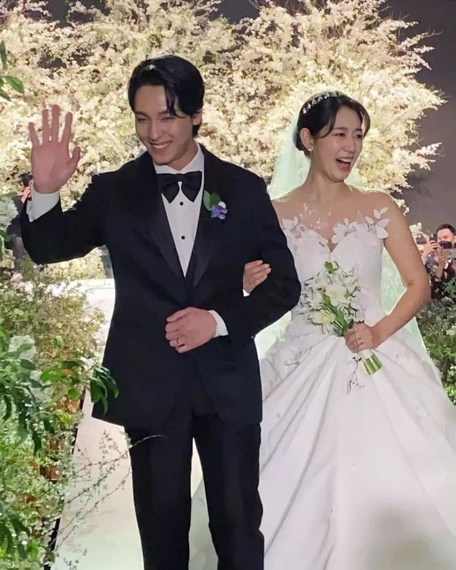 Khoảnh khắc xúc động khi Park Shin Hye khóc và hôn chồng đầy ngọt ngào trong đám cưới 1