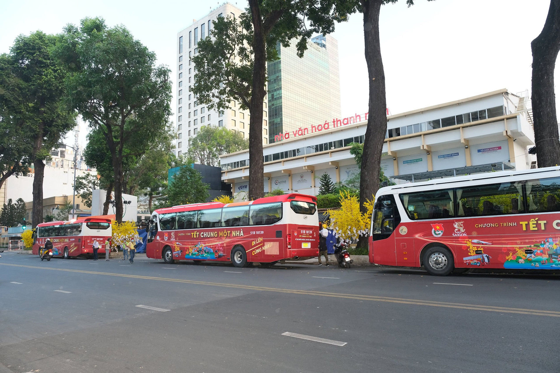 Hàng nghìn vé xe khách, hàng trăm vé tàu, máy bay được tặng người dân về quê đón tết