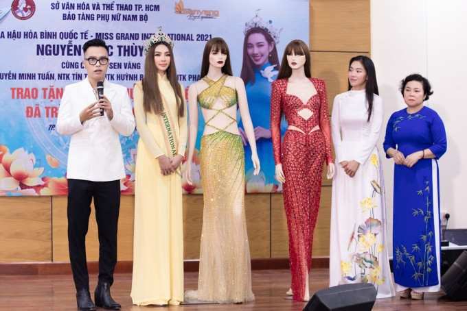 Từ trái sang: Nhà thiết kế Nguyễn Minh Tuấn, Thùy Tiên, và Phạm Kim Dung và Nguyễn Thị Thắm.