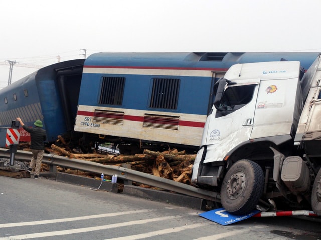 Tàu khách Bắc - Nam bị lật đầu máy, văng toa xuống kênh - Ảnh 1.