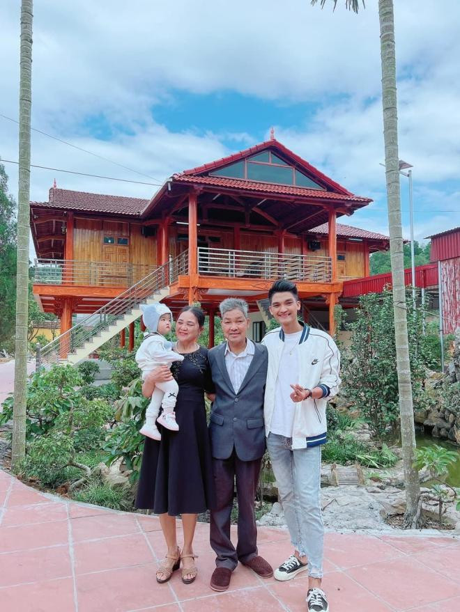 cung-vo-con-ve-que-an-tet-mac-van-khoa-khoe-khu-vuon-voi-goc-co-thu-dat-do-o-co-ngoi-hoanh-trang-10-ngoisaovn-w1000-h1333 0 cung-vo-con-ve-que-an-tet-mac-van-khoa-khoe-khu-vuon-voi-goc-co-thu-dat-do-o-co-ngoi-hoanh-trang-10-ngoisaovn-w1000-h1333 0