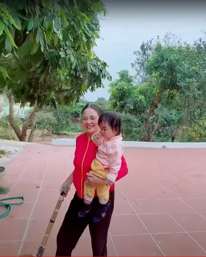 cung-vo-con-ve-que-an-tet-mac-van-khoa-khoe-khu-vuon-voi-goc-co-thu-dat-do-o-co-ngoi-hoanh-trang-4-ngoisaovn-w1000-h1247 3 cung-vo-con-ve-que-an-tet-mac-van-khoa-khoe-khu-vuon-voi-goc-co-thu-dat-do-o-co-ngoi-hoanh-trang-4-ngoisaovn-w1000-h1247 3