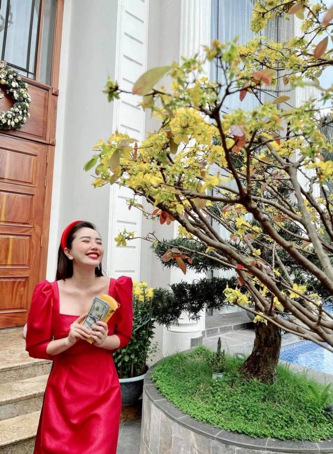bao-thy-nha-hang-vai-goc-cua-biet-thu-trieu-do-dang-duoc-trang-tri-long-lay-vui-xuan-don-tet-giua-khu-nha-giau-quan-7-7-ngoisaovn-w1000-h1365 3 bao-thy-nha-hang-vai-goc-cua-biet-thu-trieu-do-dang-duoc-trang-tri-long-lay-vui-xuan-don-tet-giua-khu-nha-giau-quan-7-7-ngoisaovn-w1000-h1365 3