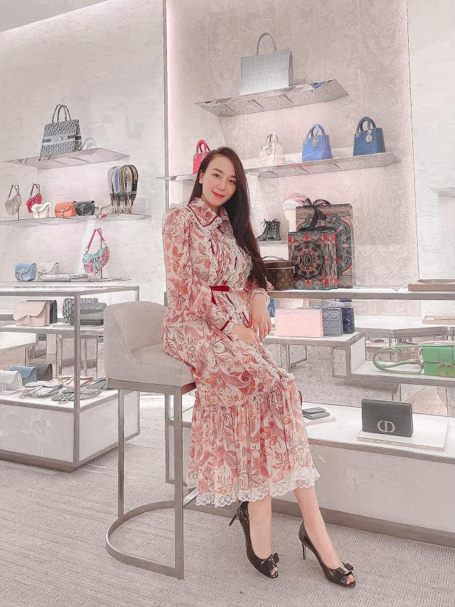 vợ khắc việt gợi cảm 0 vợ khắc việt gợi cảm 0