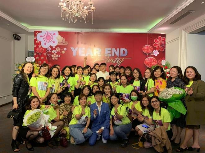 ho-van-cuong-dien-vest-banh-bao-van-khong-ngai-chieu-long-fan-lon-tuoi-khi-chay-xe-dap-cho-ba-truoc-show-dien-1-ngoisaovn-w1000-h750 5