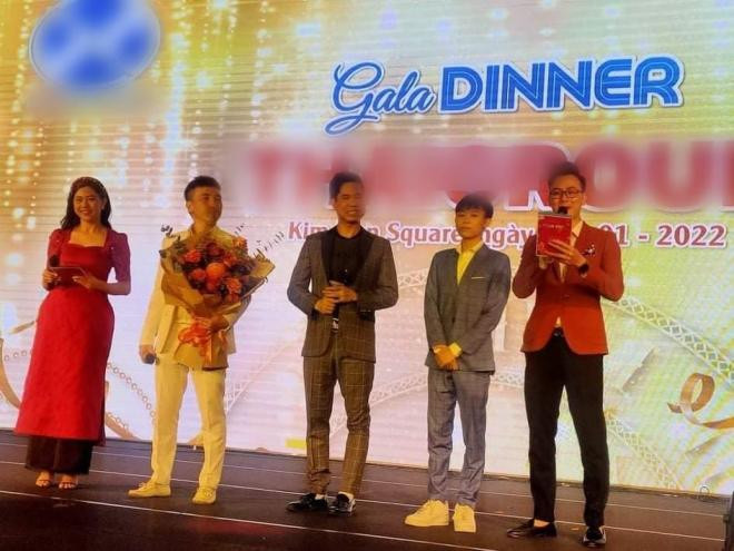 ho-van-cuong-dien-vest-banh-bao-van-khong-ngai-chieu-long-fan-lon-tuoi-khi-chay-xe-dap-cho-ba-truoc-show-dien-5-ngoisaovn-w945-h709 1