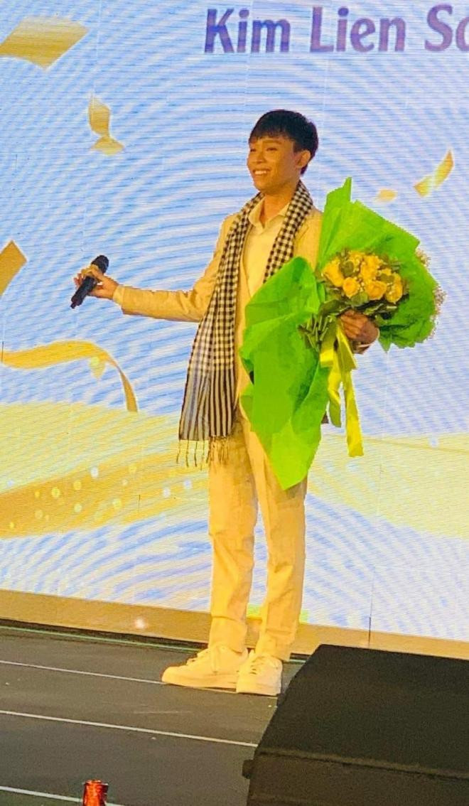 ho-van-cuong-dien-vest-banh-bao-van-khong-ngai-chieu-long-fan-lon-tuoi-khi-chay-xe-dap-cho-ba-truoc-show-dien-6-ngoisaovn-w946-h1626 0