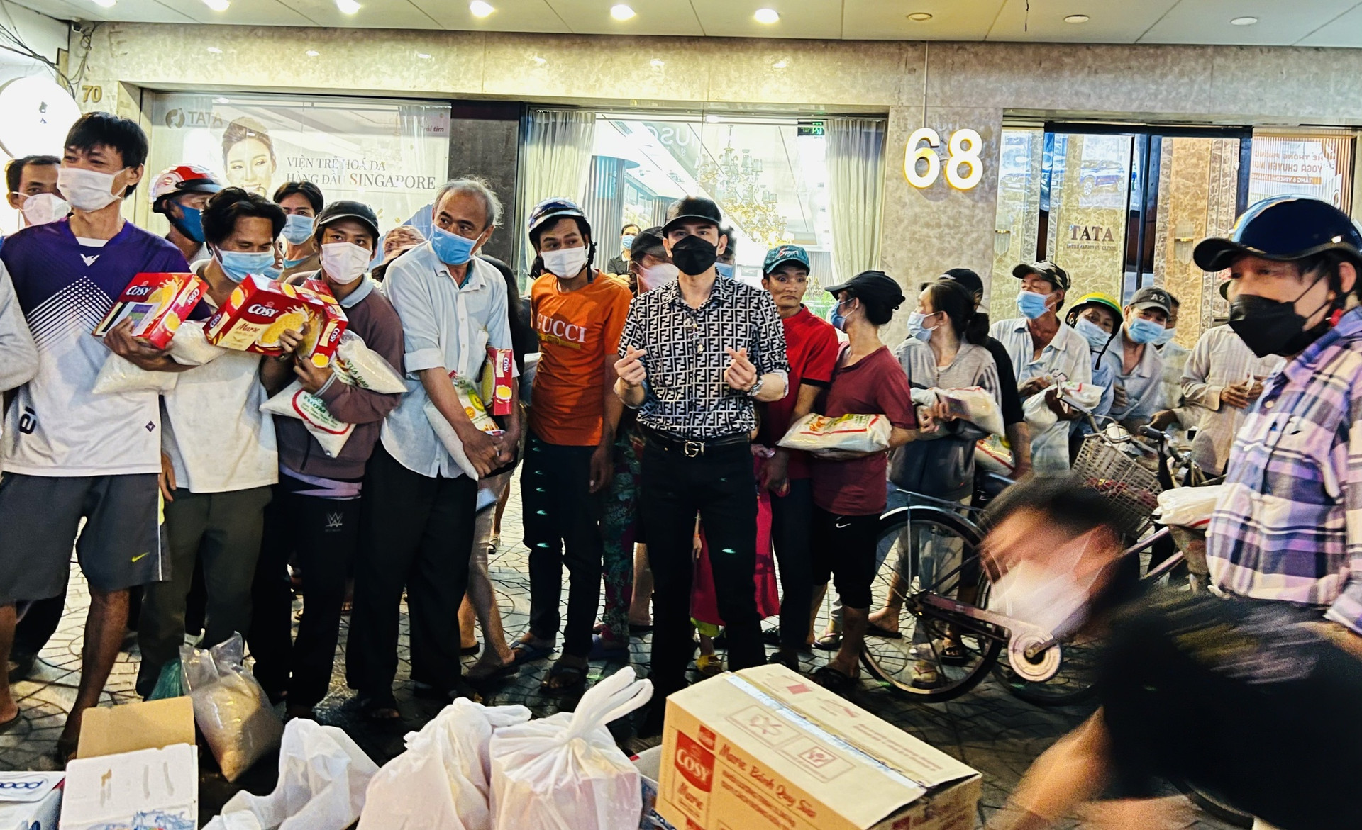 Đan Trường, Trung Quang trao quà cho người nghèo trước khi mang Tết Việt đến với kiều bào - ảnh 2