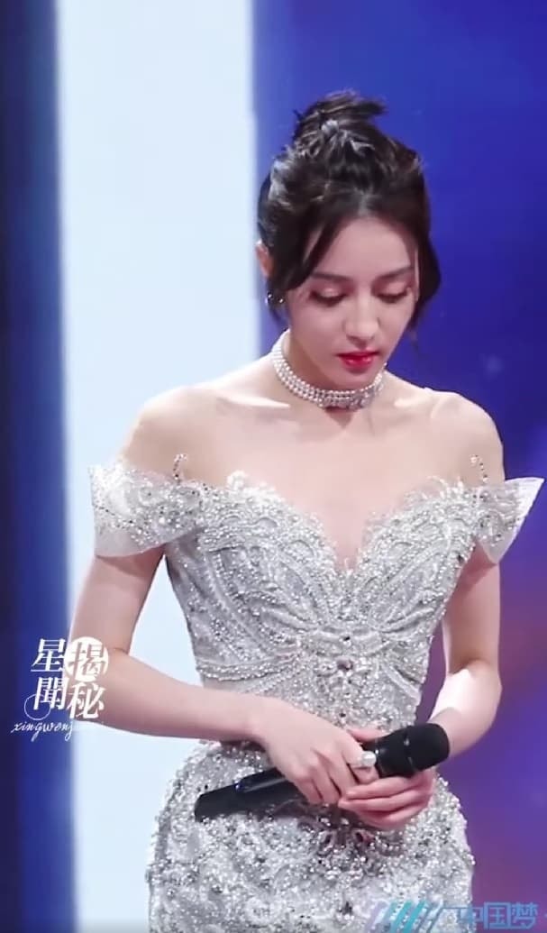 'Mỹ nhân Tân Cương' Địch Lệ Nhiệt Ba 'gây bão' khi diện đầm dạ hội từ thương hiệu Việt Nam trong lễ hội cuối năm, visual ngất ngây bừng sáng cả sân khấu 16