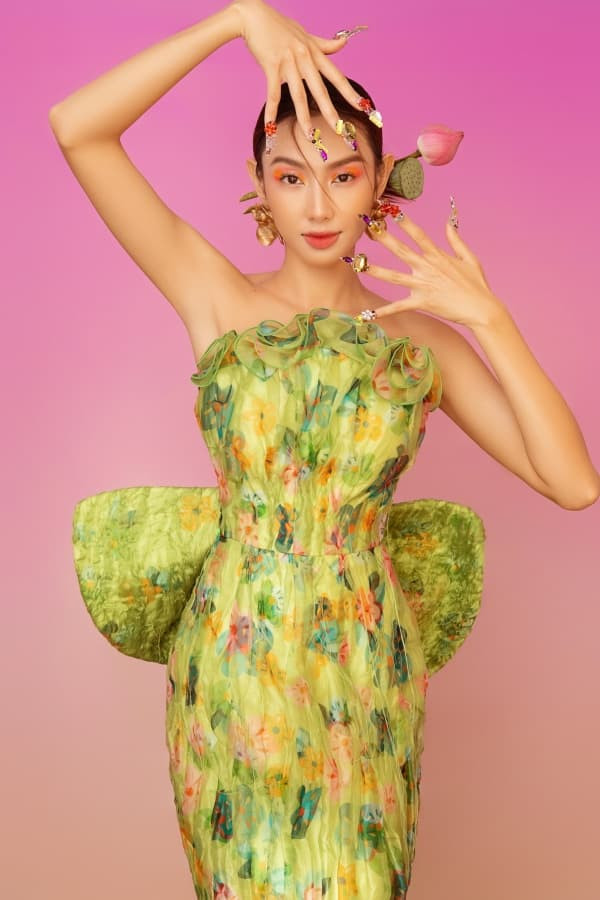 hoa-hau-thuy-tien-dien-yem-dao-doi-non-quai-thao-khoe-net-dep-chuan-a-dong-trong-bo-anh-don-tet-1-ngoisaovn-w600-h900 6