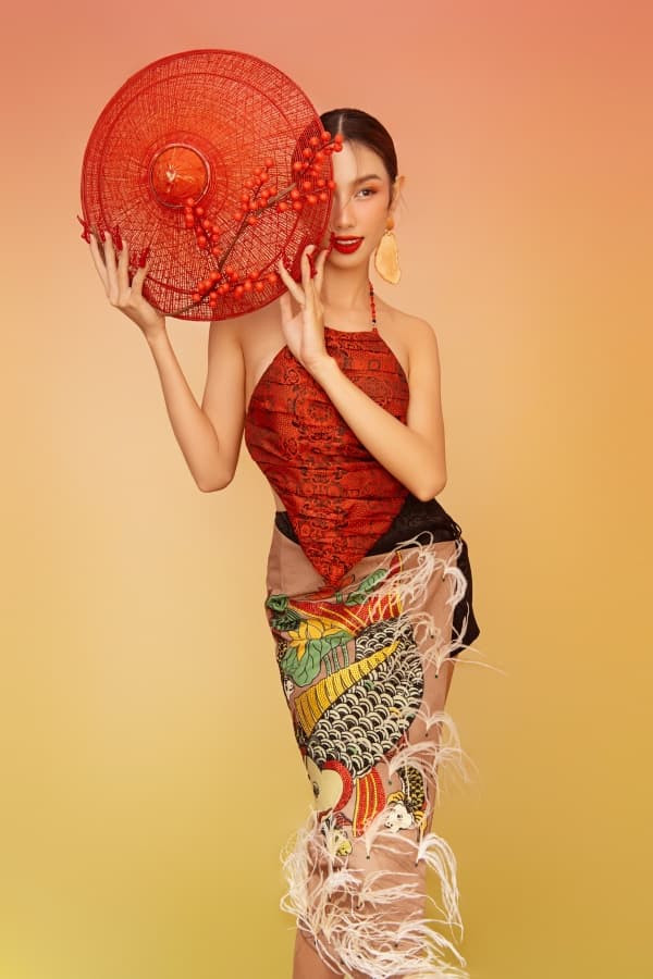 hoa-hau-thuy-tien-dien-yem-dao-doi-non-quai-thao-khoe-net-dep-chuan-a-dong-trong-bo-anh-don-tet-10-ngoisaovn-w600-h900 2