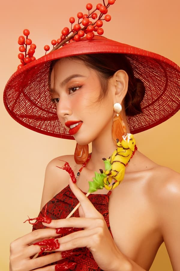 hoa-hau-thuy-tien-dien-yem-dao-doi-non-quai-thao-khoe-net-dep-chuan-a-dong-trong-bo-anh-don-tet-14-ngoisaovn-w600-h900 0