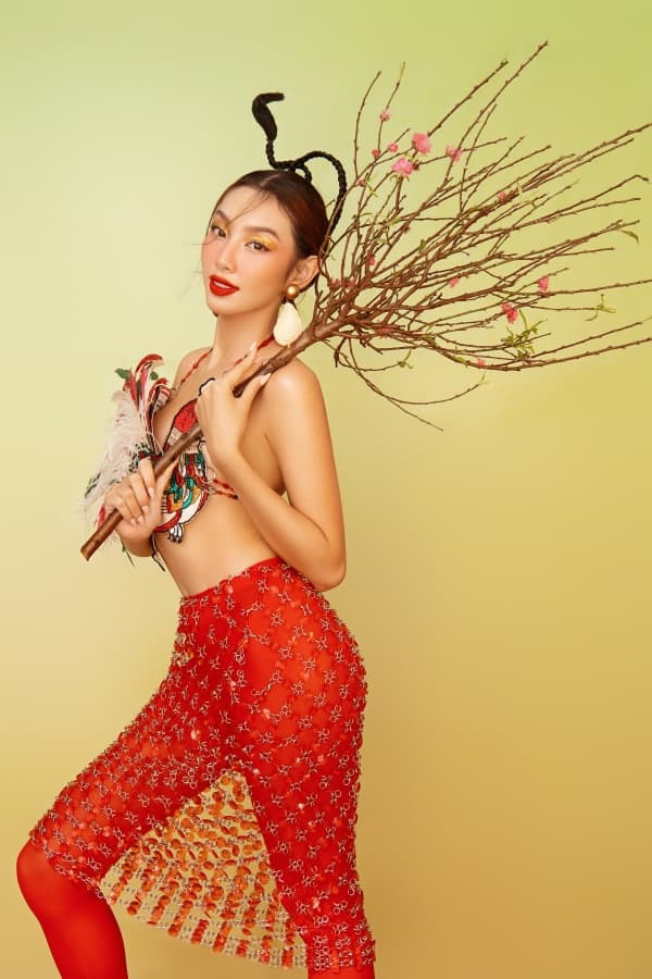 hoa-hau-thuy-tien-dien-yem-dao-doi-non-quai-thao-khoe-net-dep-chuan-a-dong-trong-bo-anh-don-tet-20-ngoisaovn-w600-h900 8