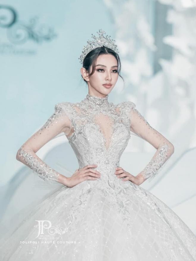 'Mỹ nhân Tân Cương' Địch Lệ Nhiệt Ba 'gây bão' khi diện đầm dạ hội từ thương hiệu Việt Nam trong lễ hội cuối năm, visual ngất ngây bừng sáng cả sân khấu 10