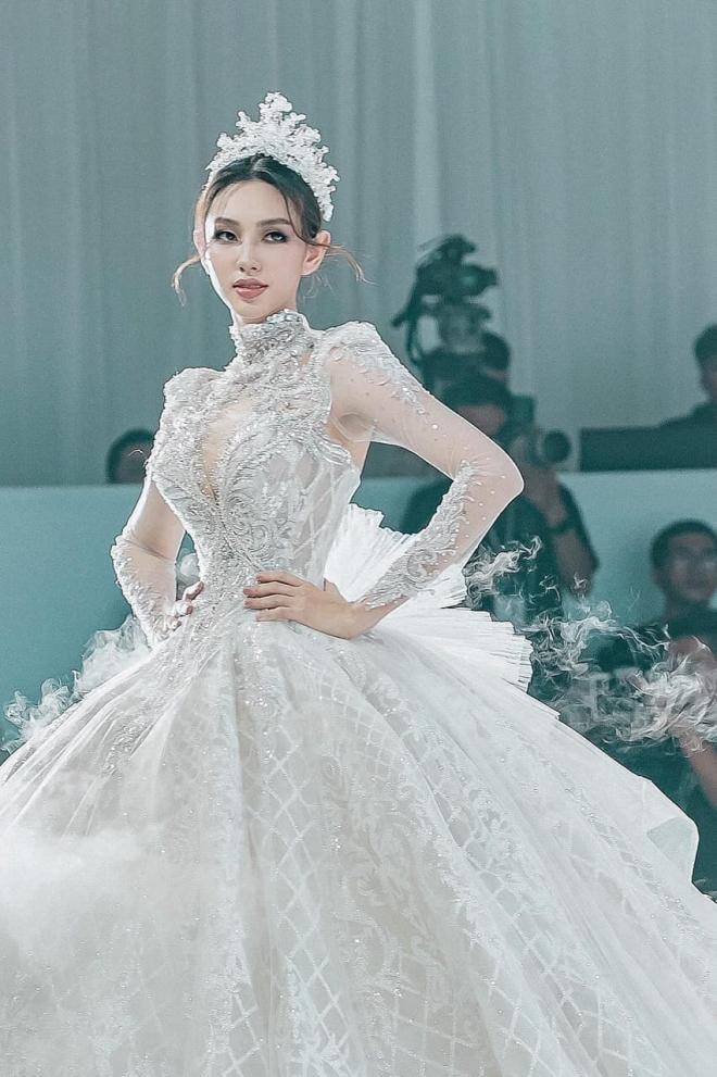'Mỹ nhân Tân Cương' Địch Lệ Nhiệt Ba 'gây bão' khi diện đầm dạ hội từ thương hiệu Việt Nam trong lễ hội cuối năm, visual ngất ngây bừng sáng cả sân khấu 12