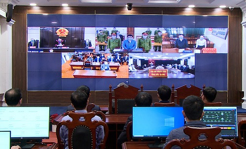 1-hoi-dong-tham-phan-tandtc-theo-doi-phien-toa-xet-xu-theo-hinh-thuc-truc-tuyen-tai-diem-cau-trung-tam-tandtc-w500-h302.jpg