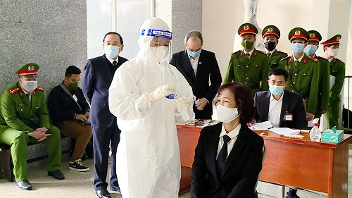 1 - TAND TP. Hà Nội test Covid-19 trước khi vào phòng xét xử.jpg