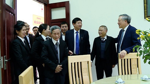 4-chanh-an-tro-chuyen-cung-cac-hoa-giai-vien-tand-quan-cau-giay-hn-w500-h282.jpg