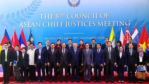 anh-1-chanh-an-chup-anh-luu-nien-voi-dai-dien-cac-co-quan-ngoai-giao-tai-viet-nam-w500-h281.jpg