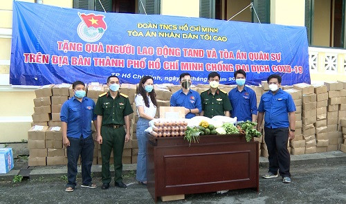 anh-12-bao-cong-ly-trao-cac-nhu-yeu-pham-cho-cac-luc-luong-tuyen-dau-chong-dich-w500-h295.jpg