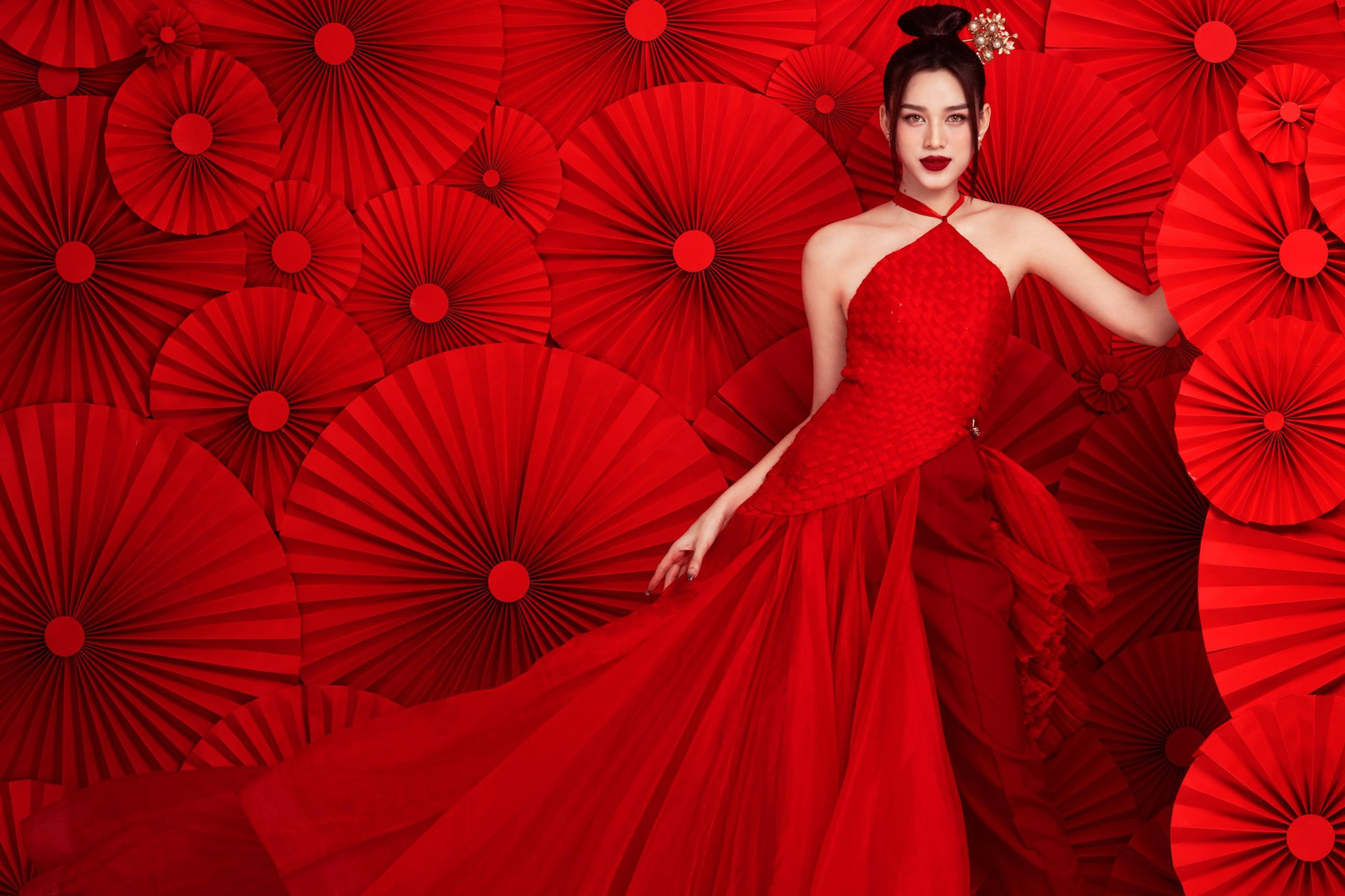 Hoa hậu Đỗ Thị Hà diện yếm đỏ, khoe lưng trần gợi cảm trong bộ ảnh Tết ảnh 4