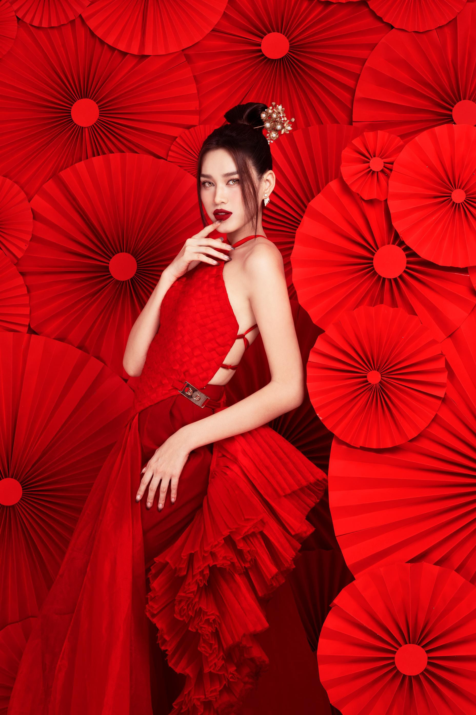 Hoa hậu Đỗ Thị Hà diện yếm đỏ, khoe lưng trần gợi cảm trong bộ ảnh Tết ảnh 2