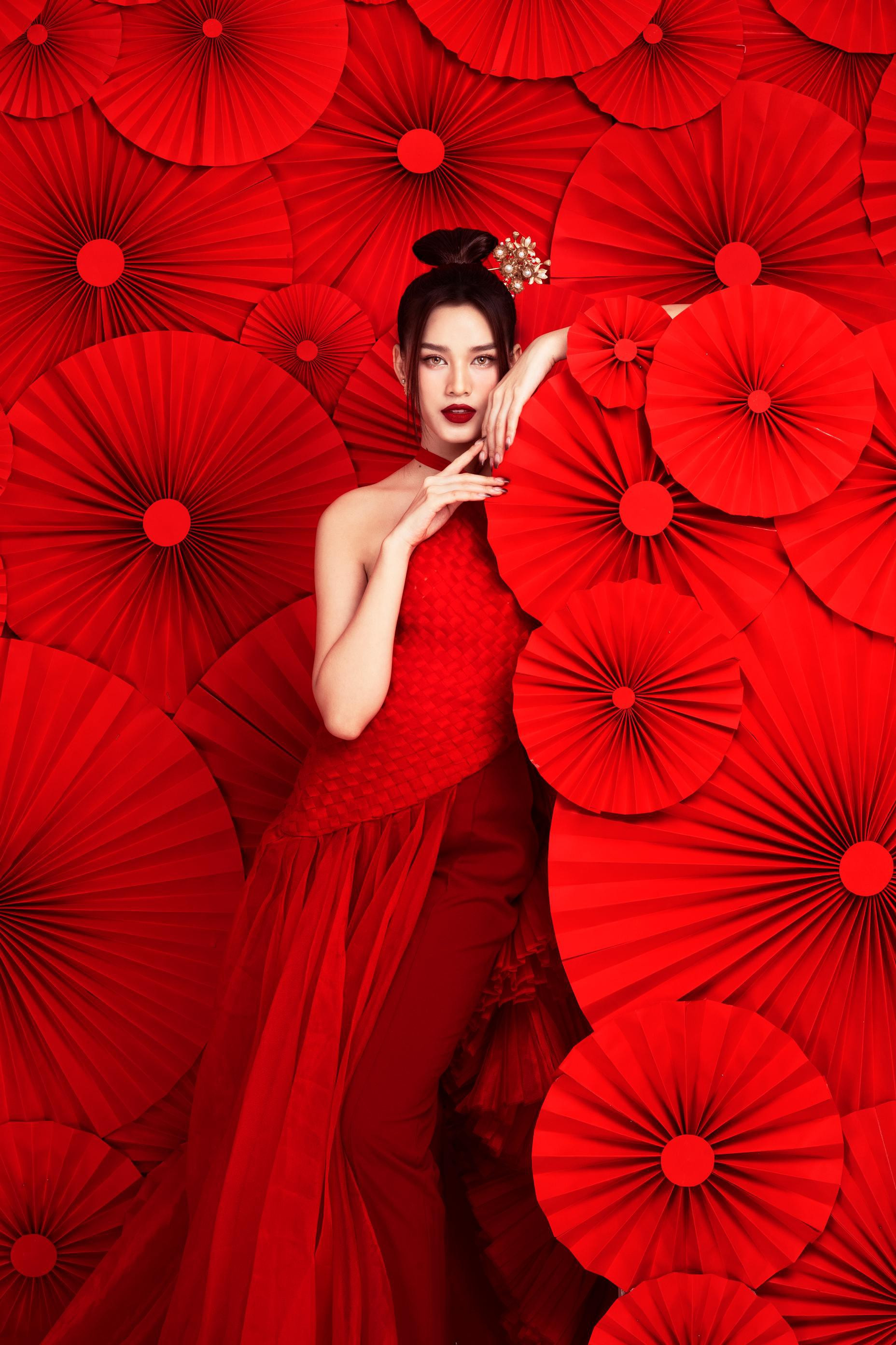 Hoa hậu Đỗ Thị Hà diện yếm đỏ, khoe lưng trần gợi cảm trong bộ ảnh Tết ảnh 5