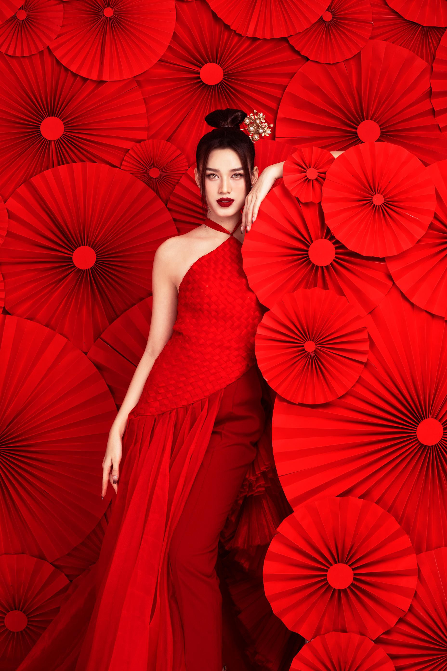 Hoa hậu Đỗ Thị Hà diện yếm đỏ, khoe lưng trần gợi cảm trong bộ ảnh Tết ảnh 1