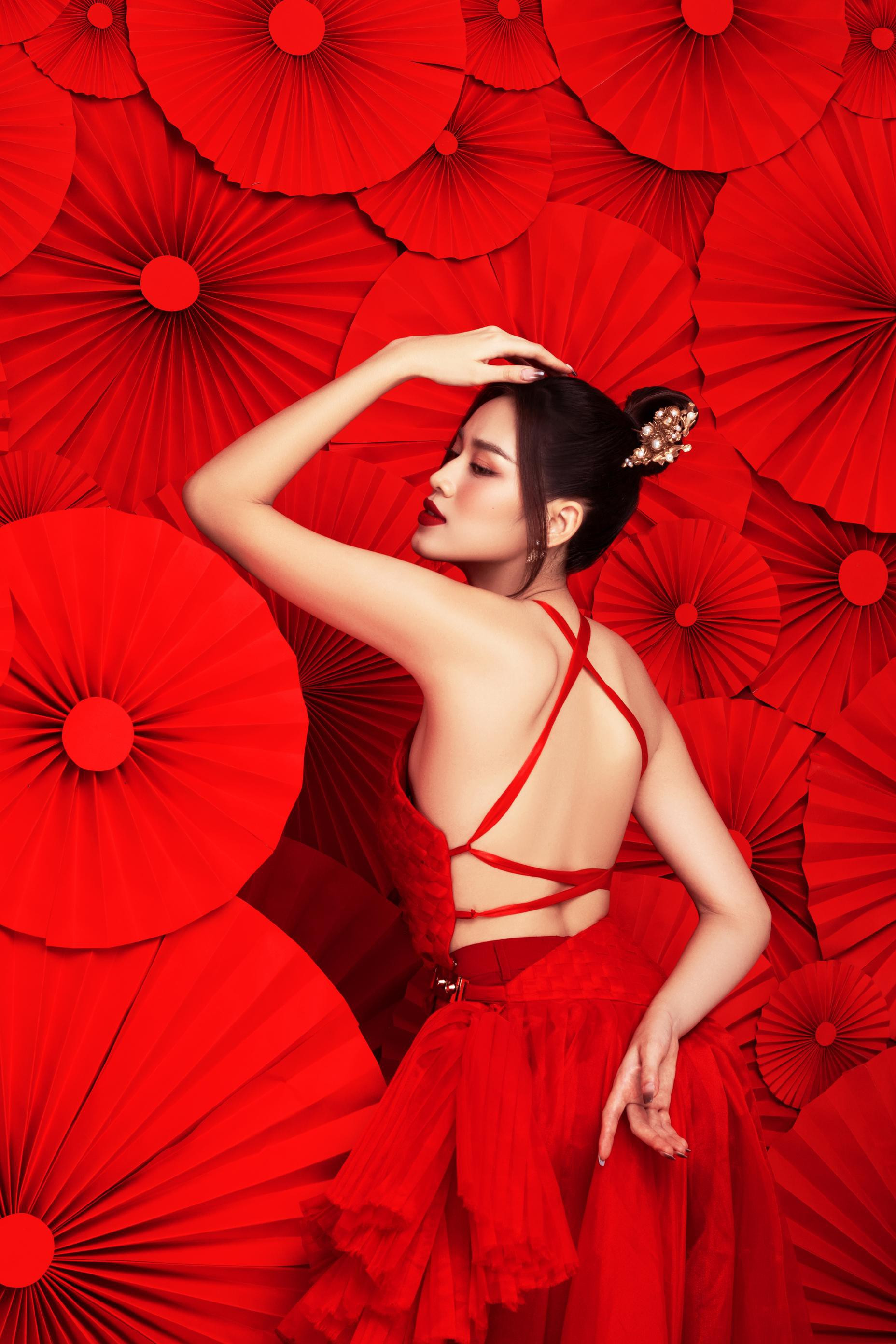 Hoa hậu Đỗ Thị Hà diện yếm đỏ, khoe lưng trần gợi cảm trong bộ ảnh Tết ảnh 3
