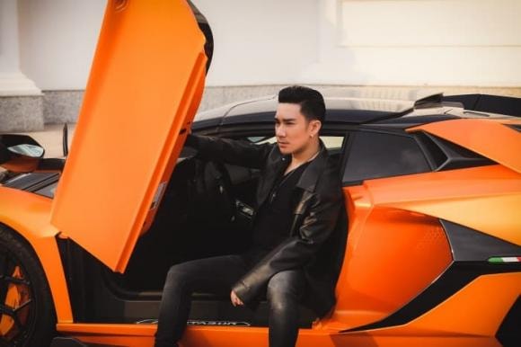 Quang Hà lái Lamborghini 70 tỷ chở nữ CEO nóng bỏng du xuân