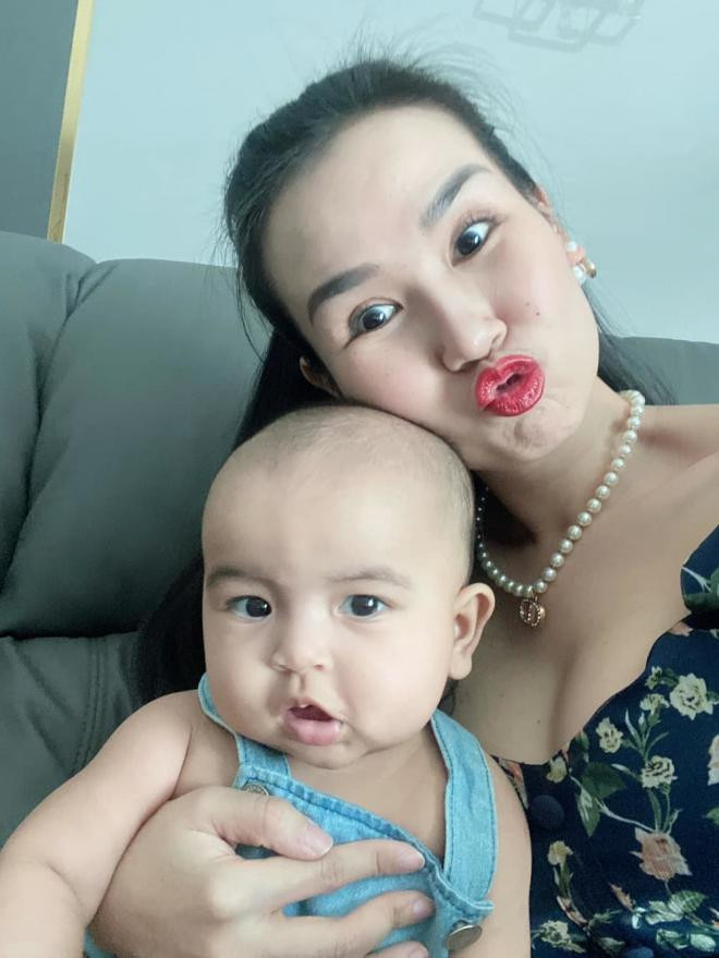 don-tet-dau-tien-trong-doi-con-gai-vo-ha-tram-gay-cuoi-tot-do-voi-bieu-cam-22mat-quau22-nhu-co-thu-voi-may-anh-4-ngoisaovn-w1000-h1333 3