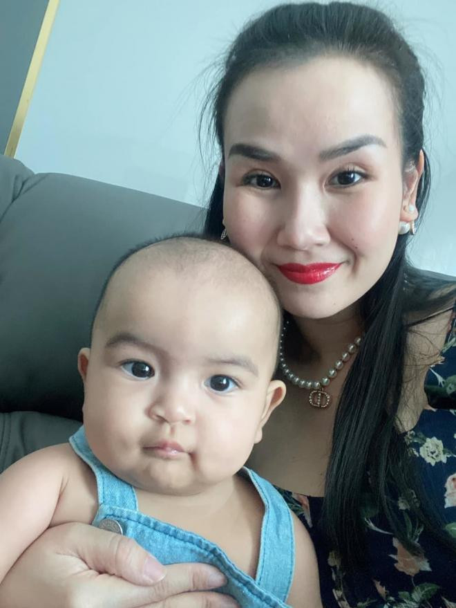 don-tet-dau-tien-trong-doi-con-gai-vo-ha-tram-gay-cuoi-tot-do-voi-bieu-cam-22mat-quau22-nhu-co-thu-voi-may-anh-5-ngoisaovn-w1000-h1333 2