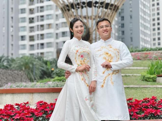hoa-hau-ngoc-han-lan-dau-khoe-anh-hai-ben-thong-gia-nam-chat-tay-nhau-trong-buc-anh-mung-xuan-1-ngoisaovn-w1000-h749 0 hoa-hau-ngoc-han-lan-dau-khoe-anh-hai-ben-thong-gia-nam-chat-tay-nhau-trong-buc-anh-mung-xuan-1-ngoisaovn-w1000-h749 0