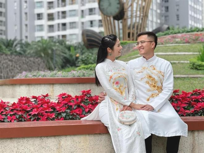 hoa-hau-ngoc-han-lan-dau-khoe-anh-hai-ben-thong-gia-nam-chat-tay-nhau-trong-buc-anh-mung-xuan-2-ngoisaovn-w1000-h749 1 hoa-hau-ngoc-han-lan-dau-khoe-anh-hai-ben-thong-gia-nam-chat-tay-nhau-trong-buc-anh-mung-xuan-2-ngoisaovn-w1000-h749 1