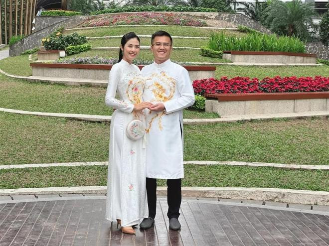hoa-hau-ngoc-han-lan-dau-khoe-anh-hai-ben-thong-gia-nam-chat-tay-nhau-trong-buc-anh-mung-xuan-3-ngoisaovn-w1000-h749 2 hoa-hau-ngoc-han-lan-dau-khoe-anh-hai-ben-thong-gia-nam-chat-tay-nhau-trong-buc-anh-mung-xuan-3-ngoisaovn-w1000-h749 2