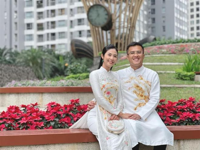 hoa-hau-ngoc-han-lan-dau-khoe-anh-hai-ben-thong-gia-nam-chat-tay-nhau-trong-buc-anh-mung-xuan-4-ngoisaovn-w1000-h749 3 hoa-hau-ngoc-han-lan-dau-khoe-anh-hai-ben-thong-gia-nam-chat-tay-nhau-trong-buc-anh-mung-xuan-4-ngoisaovn-w1000-h749 3