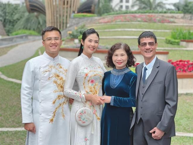 hoa-hau-ngoc-han-lan-dau-khoe-anh-hai-ben-thong-gia-nam-chat-tay-nhau-trong-buc-anh-mung-xuan-6-ngoisaovn-w1000-h749 6 hoa-hau-ngoc-han-lan-dau-khoe-anh-hai-ben-thong-gia-nam-chat-tay-nhau-trong-buc-anh-mung-xuan-6-ngoisaovn-w1000-h749 6