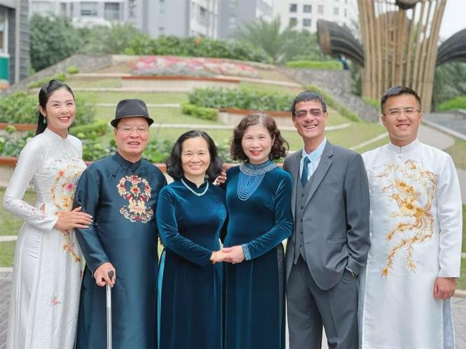 hoa-hau-ngoc-han-lan-dau-khoe-anh-hai-ben-thong-gia-nam-chat-tay-nhau-trong-buc-anh-mung-xuan-8-ngoisaovn-w1000-h749 4 hoa-hau-ngoc-han-lan-dau-khoe-anh-hai-ben-thong-gia-nam-chat-tay-nhau-trong-buc-anh-mung-xuan-8-ngoisaovn-w1000-h749 4