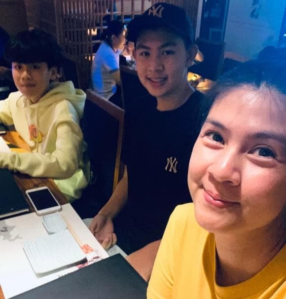 kim-thu-mung-sinh-nhat-am-cung-ben-hai-con-anh-moi-nhat-cua-hai-quy-tu-nha-nu-dien-vien-gay-chu-y-3-ngoisaovn-w580-h606 1