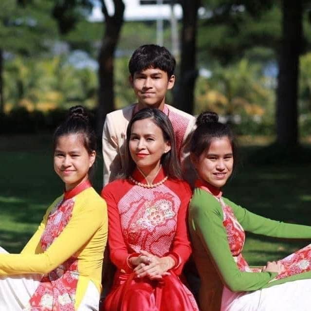 vợ cũ Huy Khánh 0